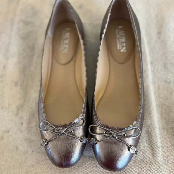 Lauren Ralph Lauren Woman's Silver Glennie Bow Flats Sz 7B - Picture 1 of 8